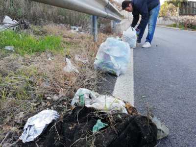 Poi il giovane passa alla seconda busta e infine alla terza. Il suo lavoro � cos� completato